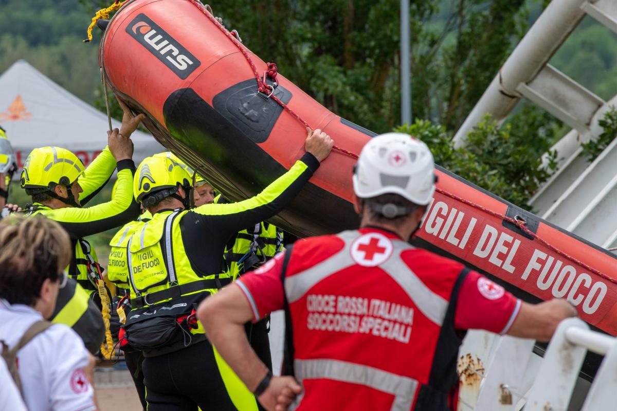 Lago Maggiore, scontro tra motoscafo e gommone: sette feriti tra cu…