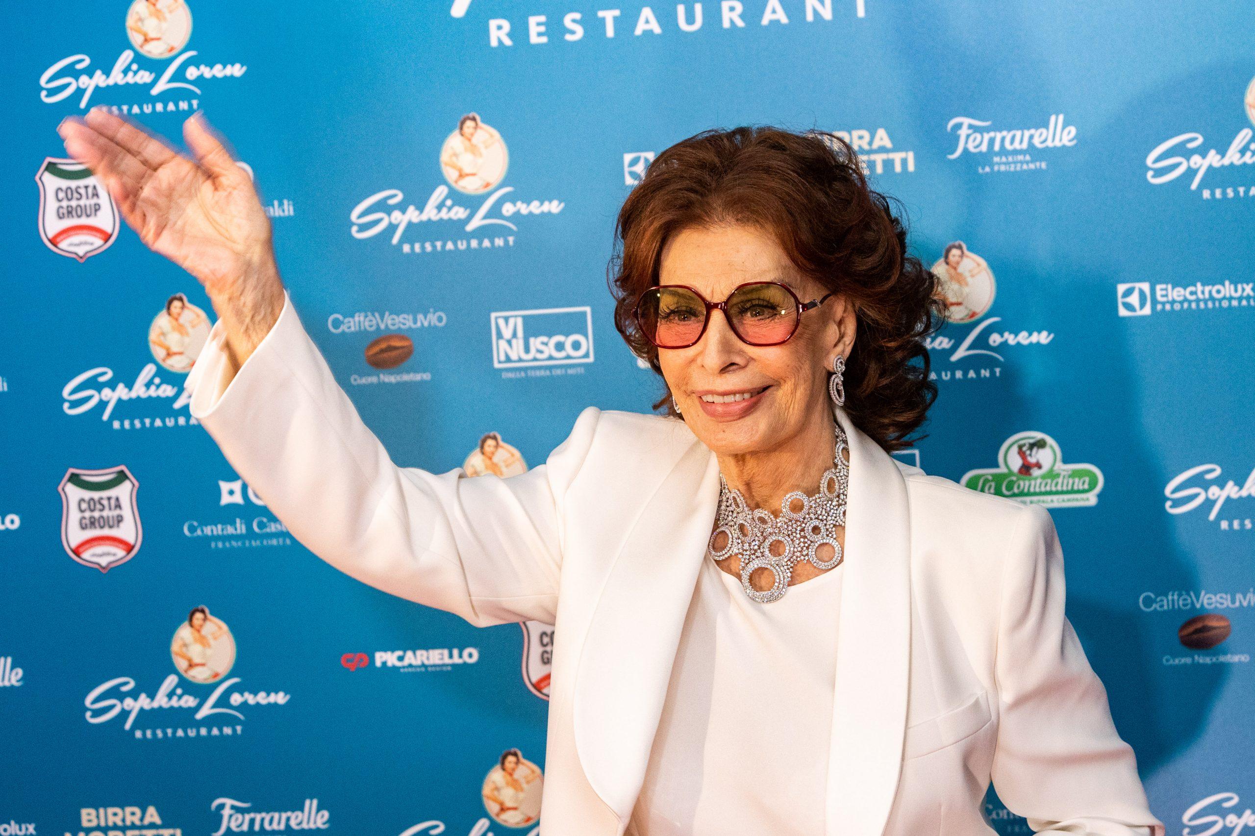 Sophia Loren a Milano per inaugurare il ristorante che porta il suo nome