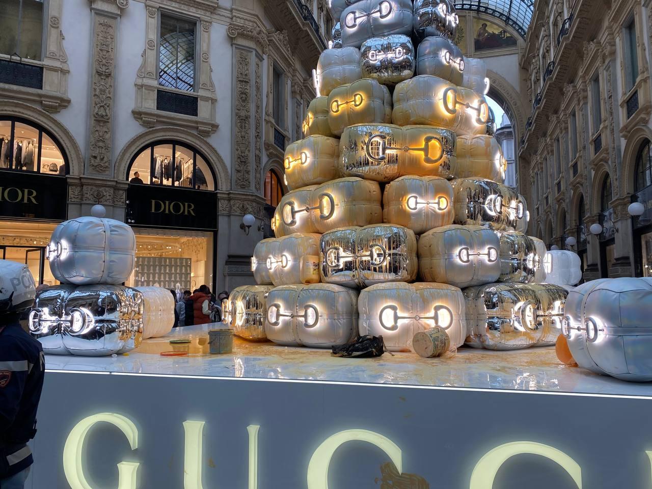 Nuovo blitz di Ultima Generazione: imbrattato l’Albero di Natale di Gucci a Milano | VIDEO