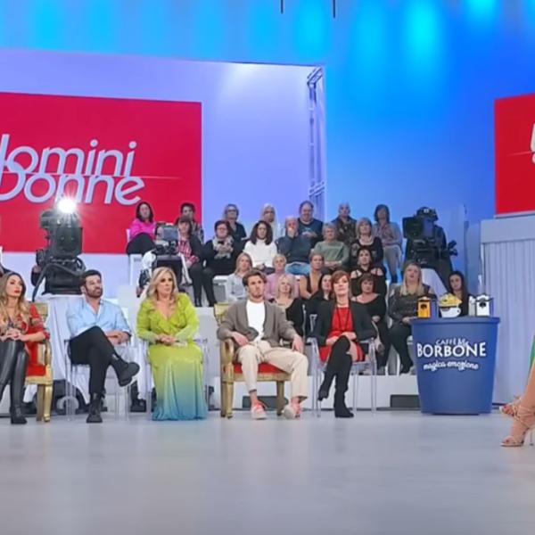 Quando finisce “Uomini e Donne” a maggio 2024 e quando torna? Il dating show in pausa estiva, ecco cosa va in onda al suo posto