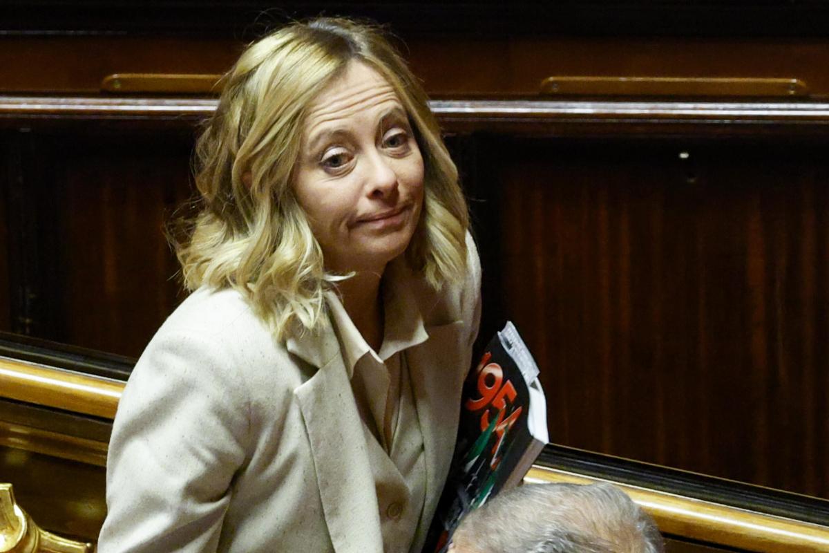 Meloni tra le basette alla Milei e Caivano oh-oh: in Parlamento è tutto uno show