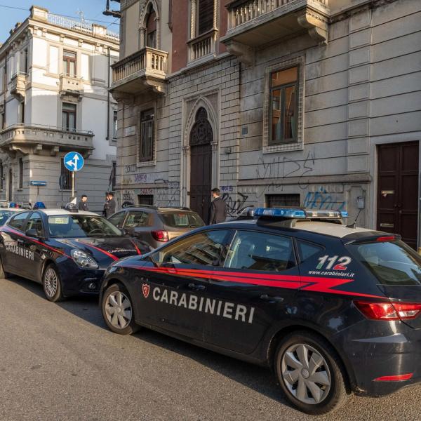 Milano, anziano minaccia di buttarsi dal quinto piano: i carabinieri lo salvano dal suicidio | VIDEO