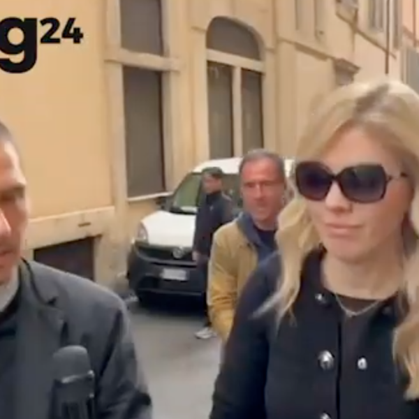 Maria Rosaria Boccia passeggia in centro vicino al Parlamento e in silenzio su Berlusconi |VIDEO