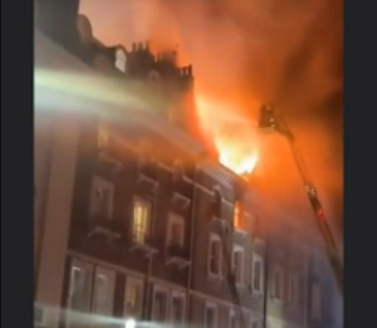 Gran Bretagna, scoppia incendio in una palazzina a Londra: in 130 sgomberati dall’edificio e 11 ricoverati