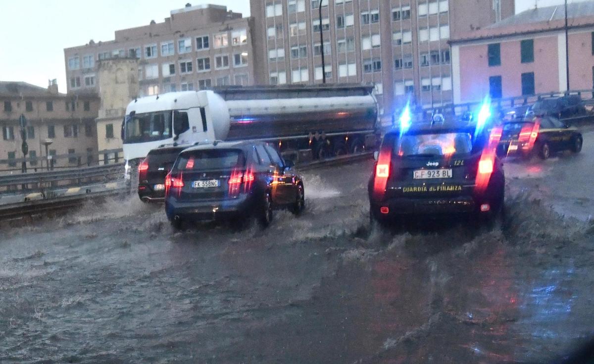 Maltempo Genova: crolla impalcatura di un palazzo in via Fieschi