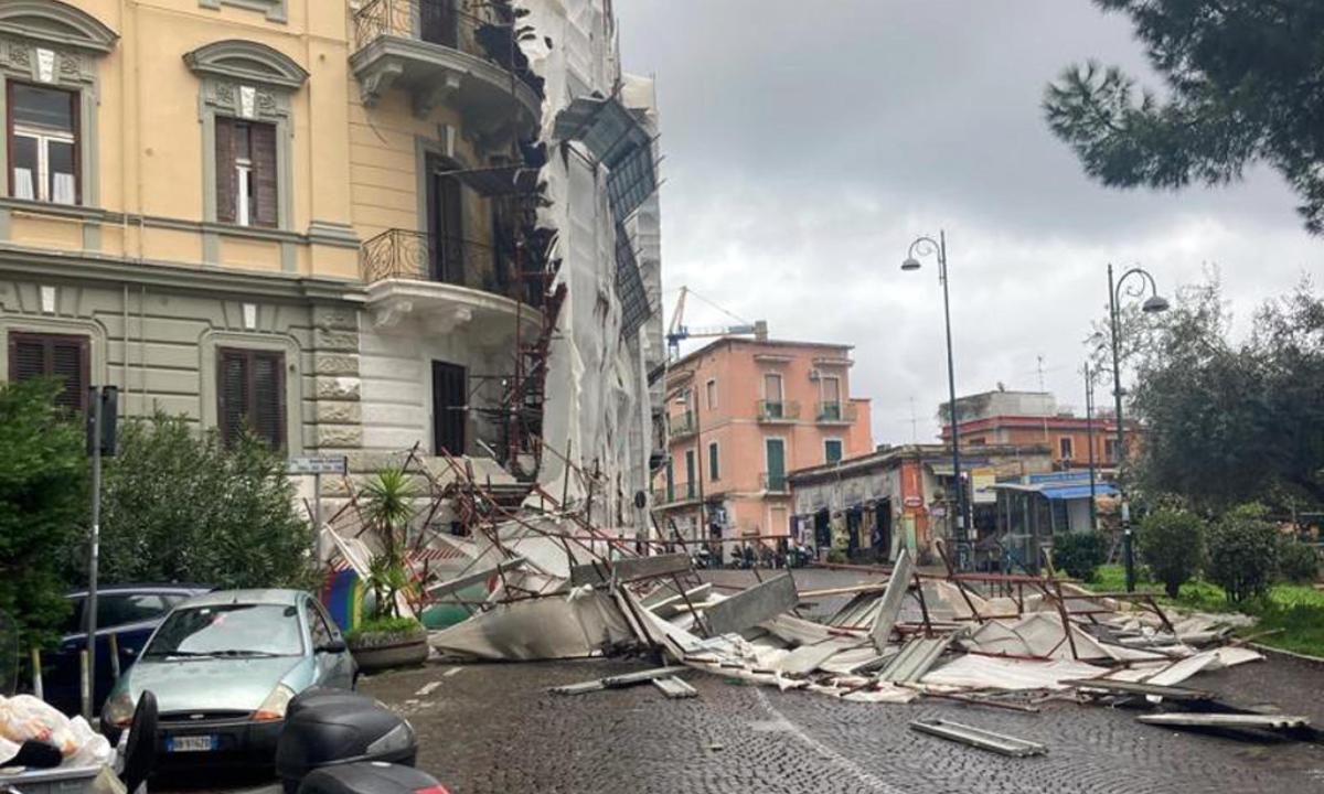 Maltempo a Napoli, crollano un albero e un ponteggio