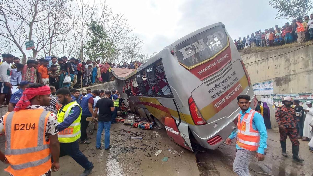 Bangladesh, autobus finisce in un fossato: almeno 19 morti e 25 feriti