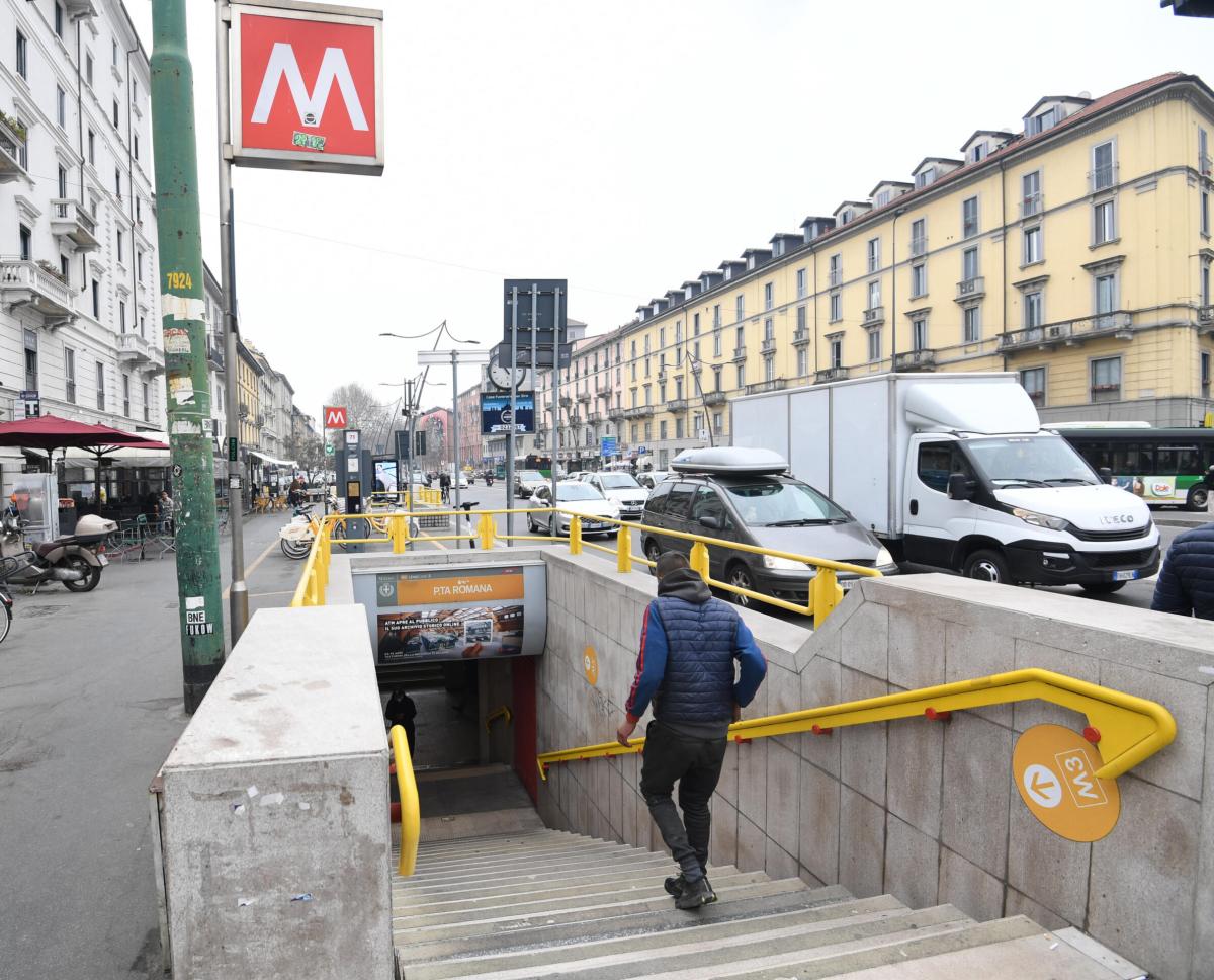 Milano, scende sui binari in metro e il macchinista frena: tre feriti