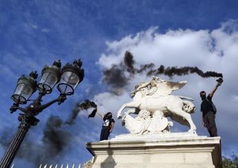 Francia, scontri e saccheggi in tutto il paese: un morto in Normandia, guerriglia urbana a Marsiglia