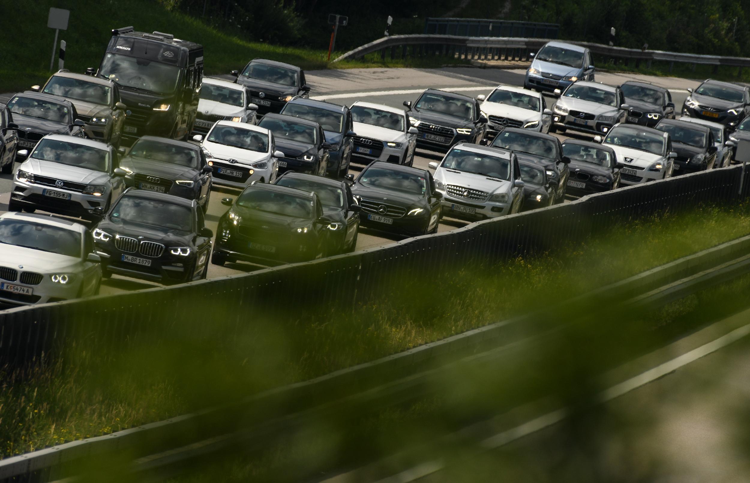 Grave incidente sulla A8 oggi: camion sfonda il guardrail, traffico in tilt sull’Autostrada dei Laghi