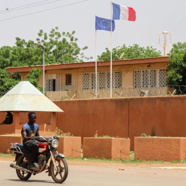 Niger, confermato il rapimento dell’ambasciatore francese: “Mangia solo razioni militari”