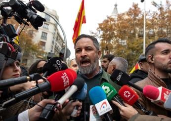 Spagna, il leader di Vox Abascal: “Sanchez a testa in giù!”. Arriva…