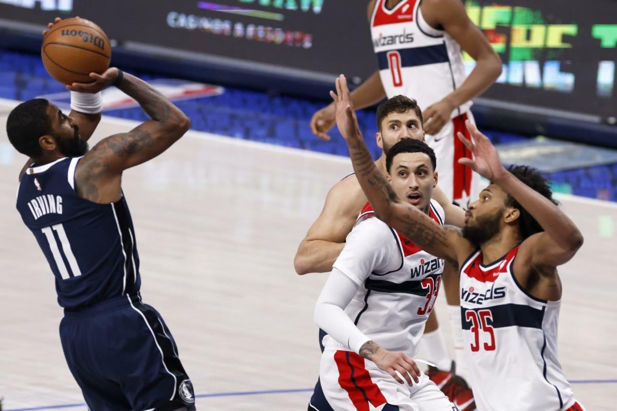 NBA, Irving segna un incredibile canestro con la mano sinistra e i Mavs vincono | VIDEO