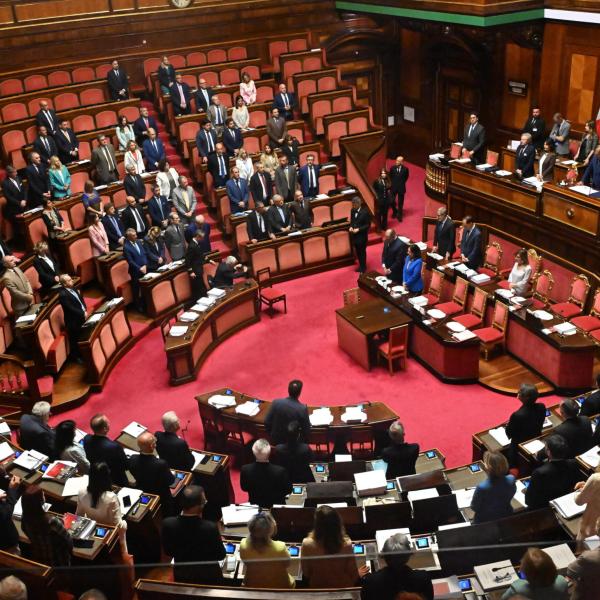 Riforme, il Senato approva il Premierato, dopo l’estate alla Camera. La sinistra fa muro e scende in piazza, ma FdI organizza una contro manifestazione