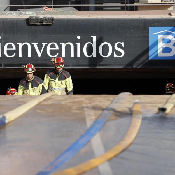 Valencia, il centro commerciale Bonaire diventa un cimitero dopo l’alluvione: soccorritori in lotta contro fango e acqua| FOTO&VIDEO