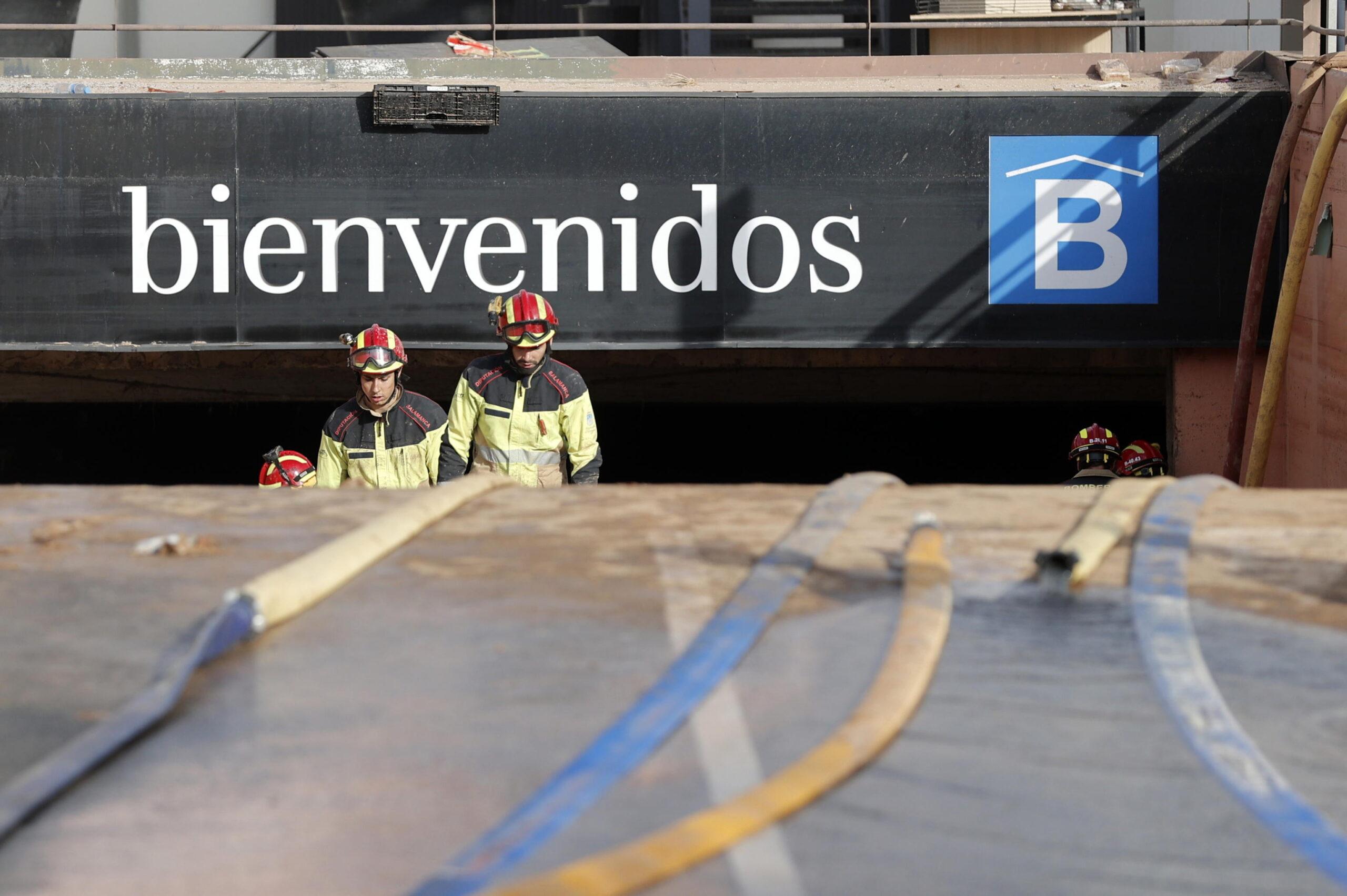 Valencia, il centro commerciale Bonaire diventa un cimitero dopo l’alluvione: soccorritori in lotta contro fango e acqua| FOTO&VIDEO