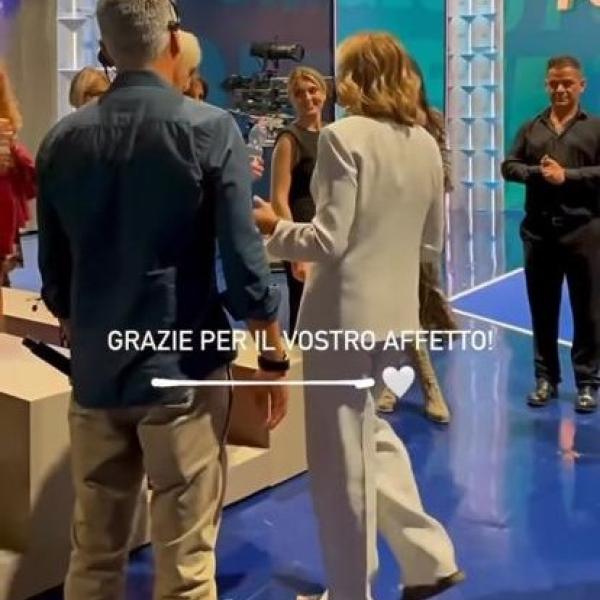 Myrta Merlino, a Pomeriggio 5 dopo la puntata si toglie i tacchi e in ciabatte saluta il pubblico in studio | FOTO