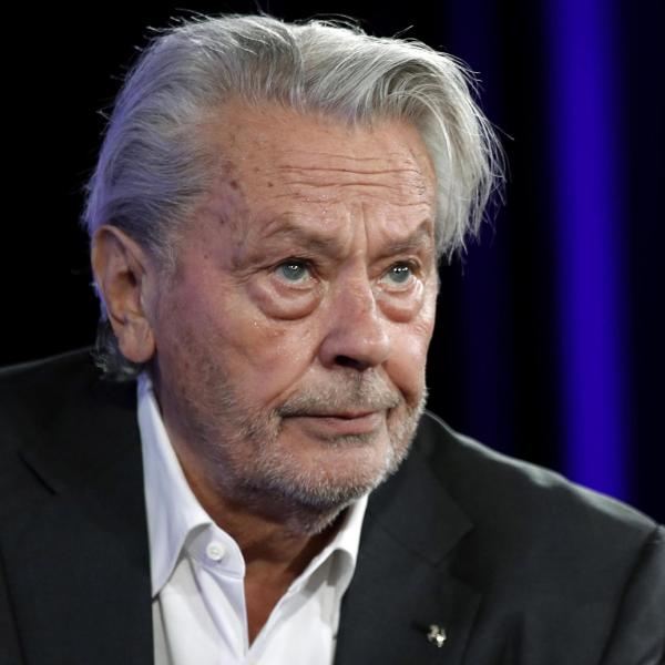 Alain Delon, oltre settanta armi sequestrate dal patrimonio dell’attore francese