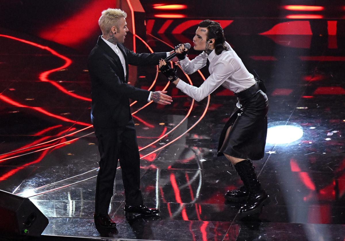 Renato Zero attacca Sanremo 2023 per il bacio di Rosa Chemical a Fedez: ‘La colpa è di chi lo fa cantare’