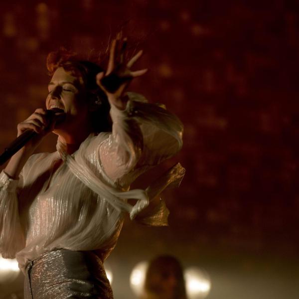 I Florence And The Machine tornano per stupire: il nuovo album live “Symphony of Lungs” fa sognare i fan