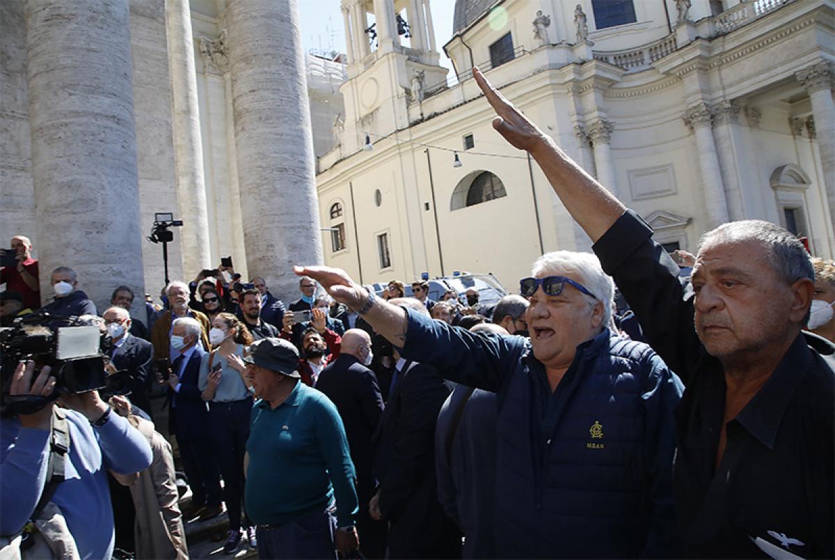 Funerale Assunta Almirante, saluti fascisti all’uscita del feretro