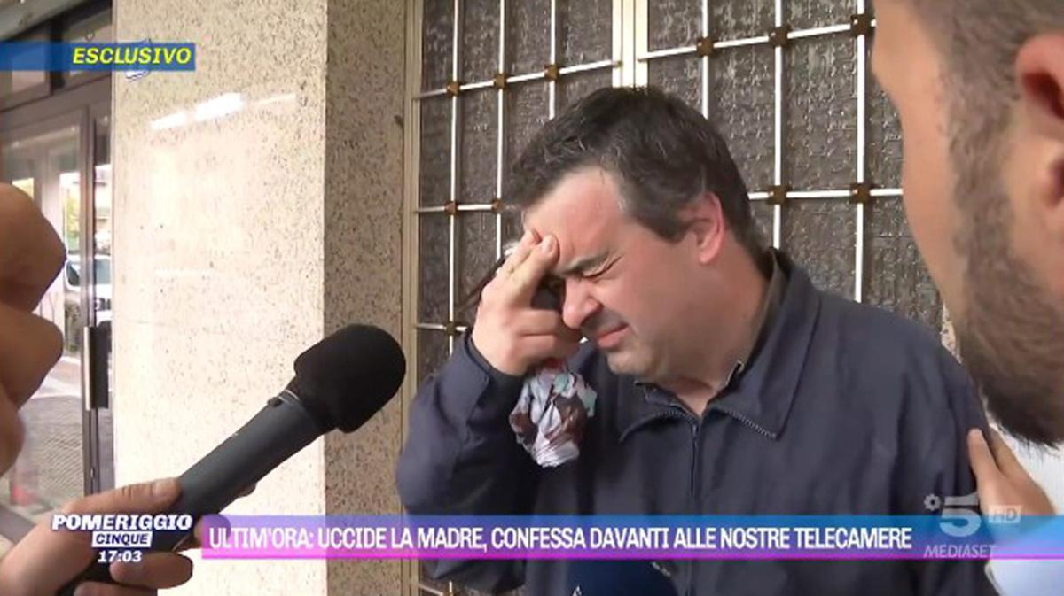 Lorenzo Carbone uccide la madre a Spezzano di Fiorano e confessa in diretta tv: “Non ce la facevo più, mi ripeteva le cose” | VIDEO