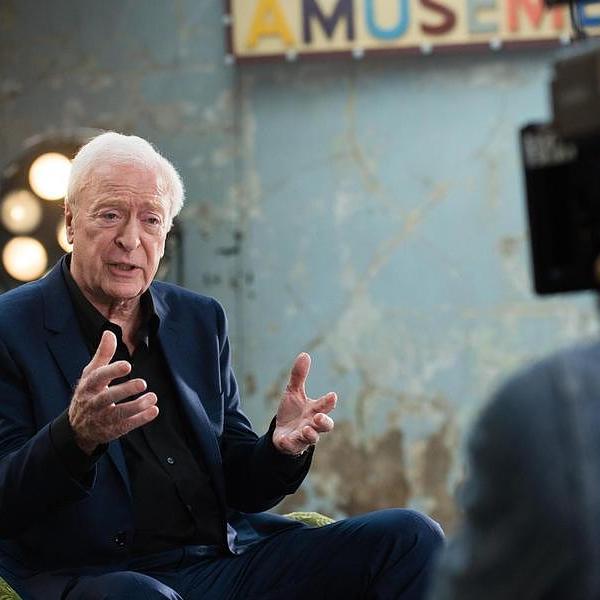 Michael Caine compie 90 anni, oggi arriva la cifra tonda per il mostro sacro del cinema