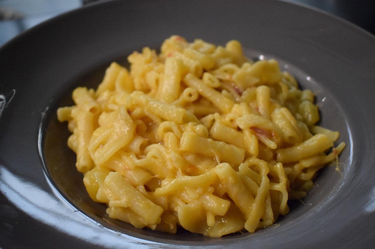 Come si fa la pasta patate e provola, ricetta originale napoletana