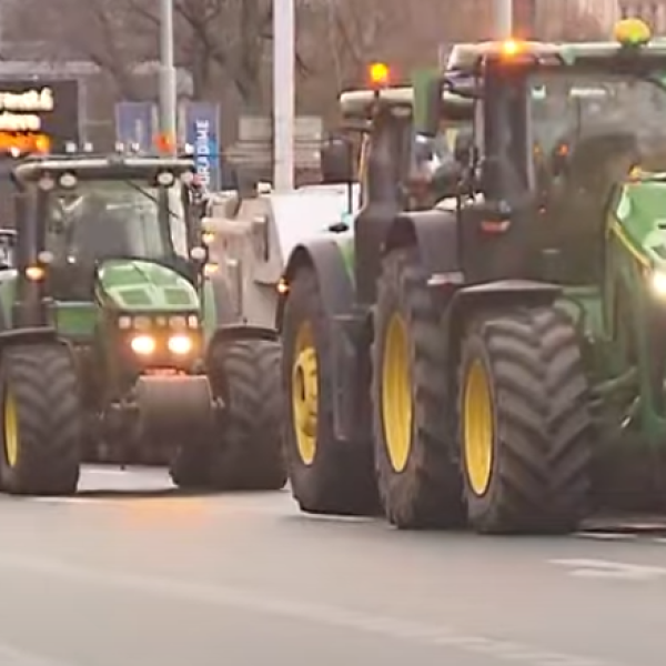 Repubblica Ceca, agricoltori cechi e slovacchi si uniscono al confine per protestare contro le politiche dell’Ue