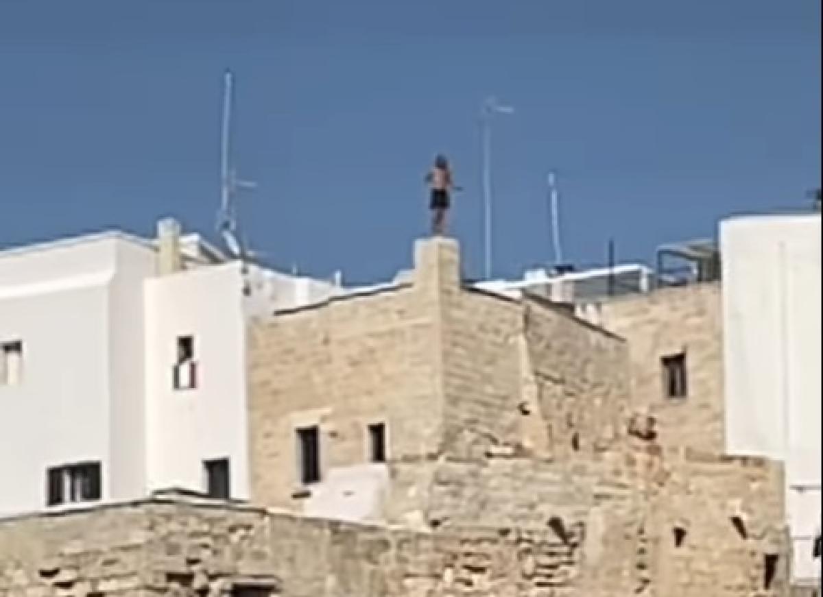 Chi è il turista che si è tuffato da 30 metri a Polignano | Video