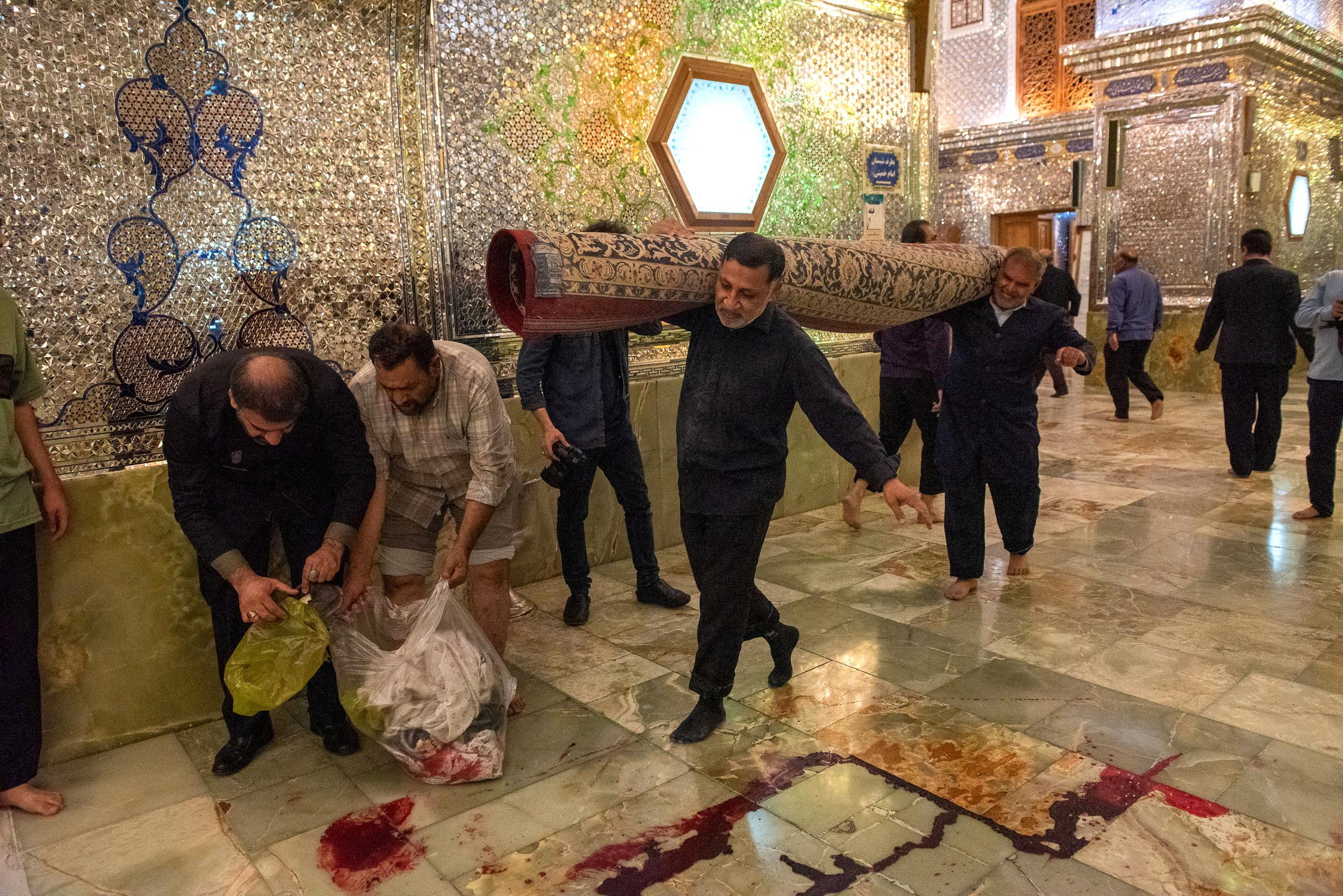 Iran, l’Isis rivendica l’attentato al mausoleo di Shiraz. Almeno 15 le vittime | FOTO