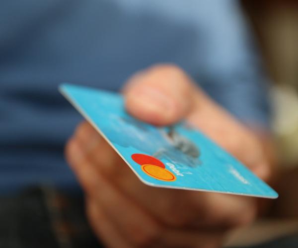 Aumentano i costi delle carte di credito: ecco cosa sapere per scegliere l’opzione migliore