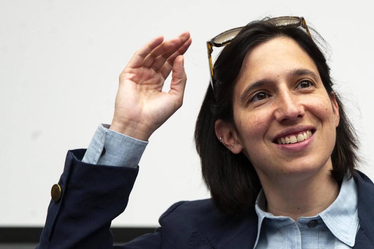 Elezioni Europee 2024, Elly Schlein accolta da un applauso dai parlamentari Pd mira alla leadership del centrosinistra: “Il risultato delle elezioni è il nostro punto di partenza” | VIDEO