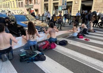 Roma, ambientalisti bloccano via del Tritone: la protesta “Stop fos…