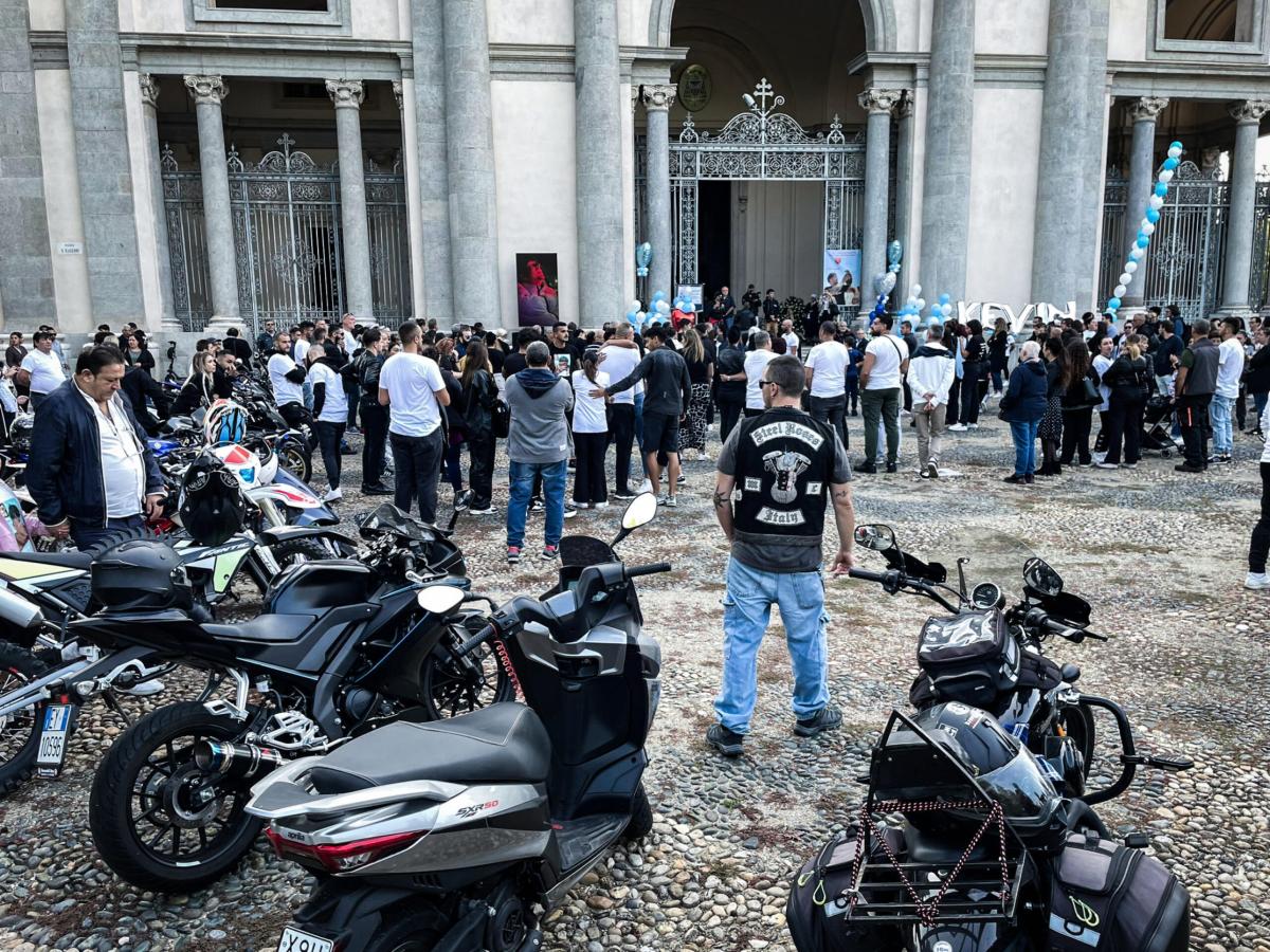 Strage di Brandizzo, oggi i funerali di Kevin Laganà: Vercelli ricorda la più giovane delle vittime dell’incidente ferroviario