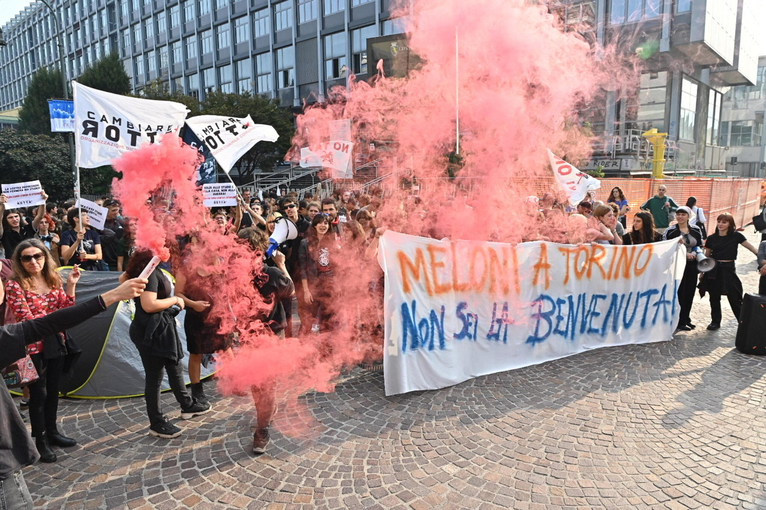 Corteo studenti Torino, l’attivista Erica di Cambiare Rotta: “Escalation della Polizia non necessaria. Dal Governo nessuna reale apertura” | ESCLUSIVA