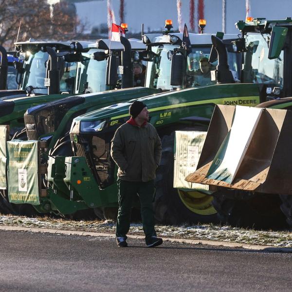 Germania, le proteste degli agricoltori agitano anche Von Der Leyen: “Capisco le loro ragioni ma serve dialogo”