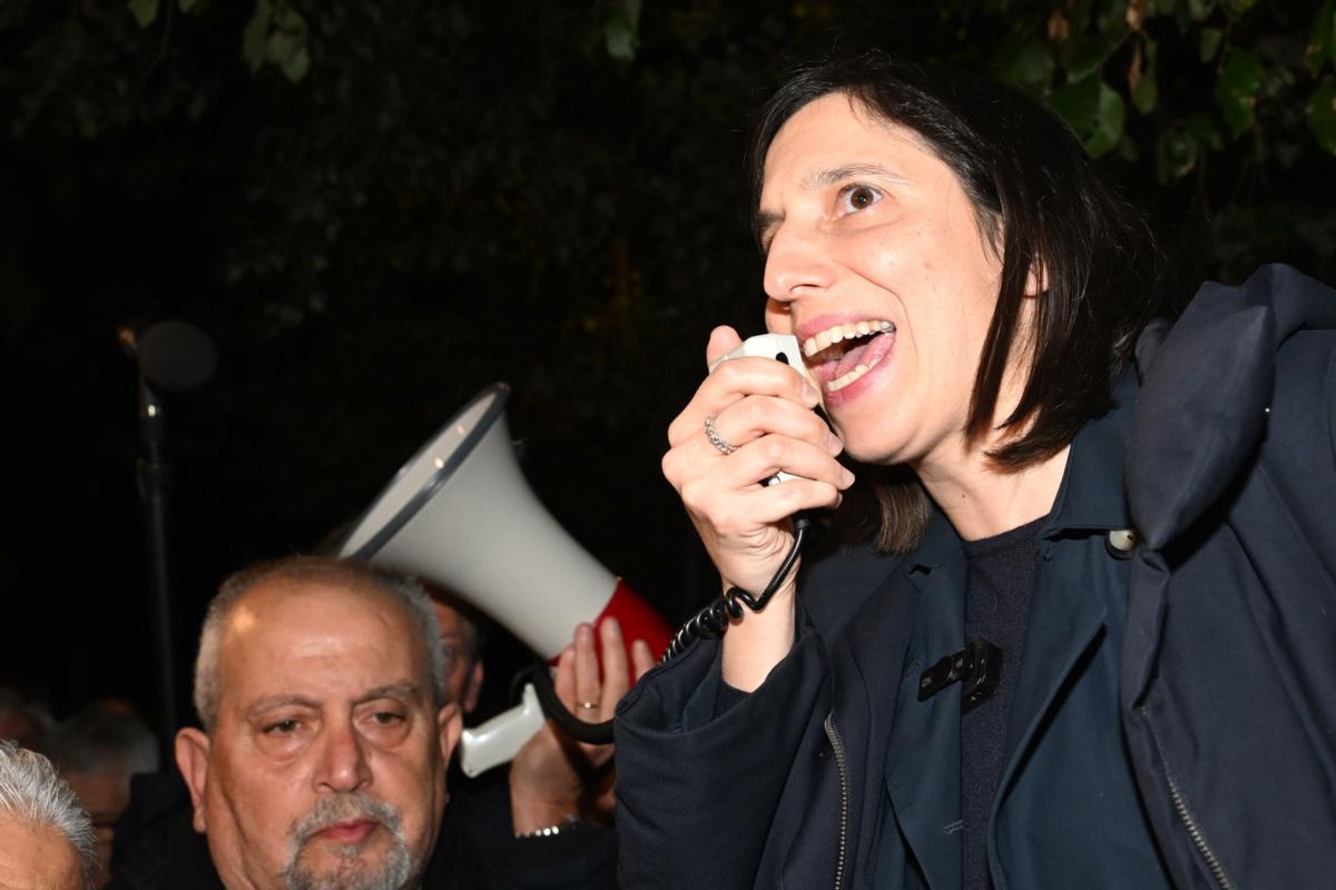 Rai, tensioni al presidio per la libertà di stampa in viale Mazzini. Schlein: “Svilita da TeleMeloni” | VIDEO