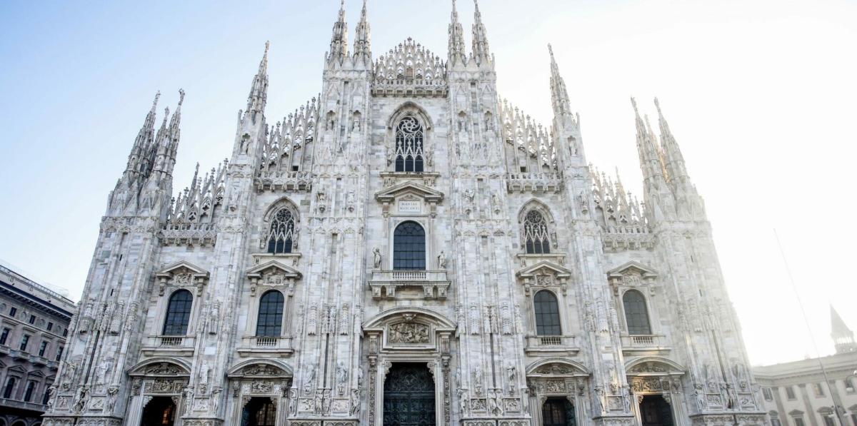 Milano, 25enne molesta una ragazza in piazza Duomo: arrestato