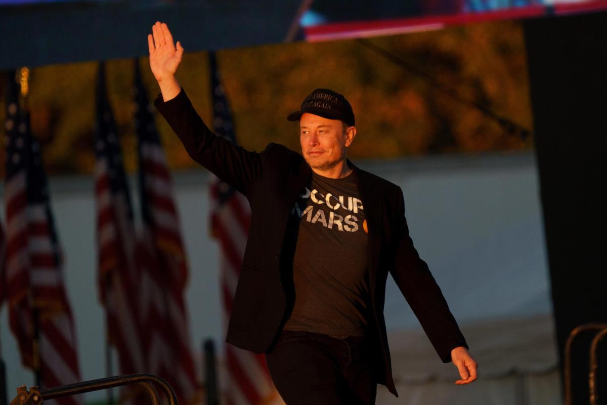 La prima apparizione di Elon Musk ad un comizio di Trump: “È l’unico candidato in grado di preservare la democrazia in America” | VIDEO