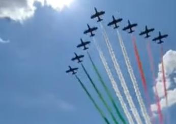 Piazza di Siena 2024, un rombo improvviso e il cielo colorato, che emozione per il pubblico  al suggestivo passaggio delle Frecce Tricolori | VIDEO