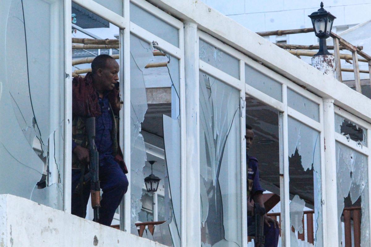 Somalia, attacco terroristico in un hotel a Mogadiscio: 9 morti e d…