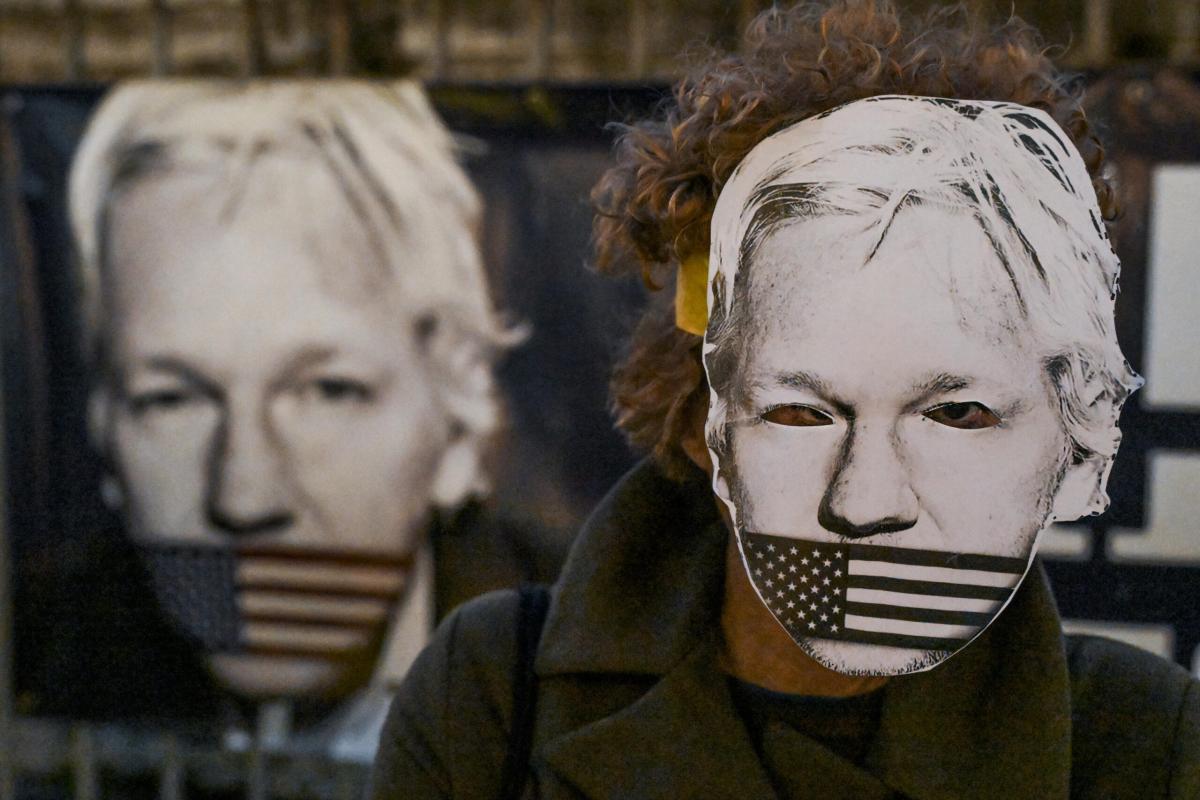 Julian Assange è libero: ha patteggiato con gli Stati Uniti, tornerà in Australia | VIDEO