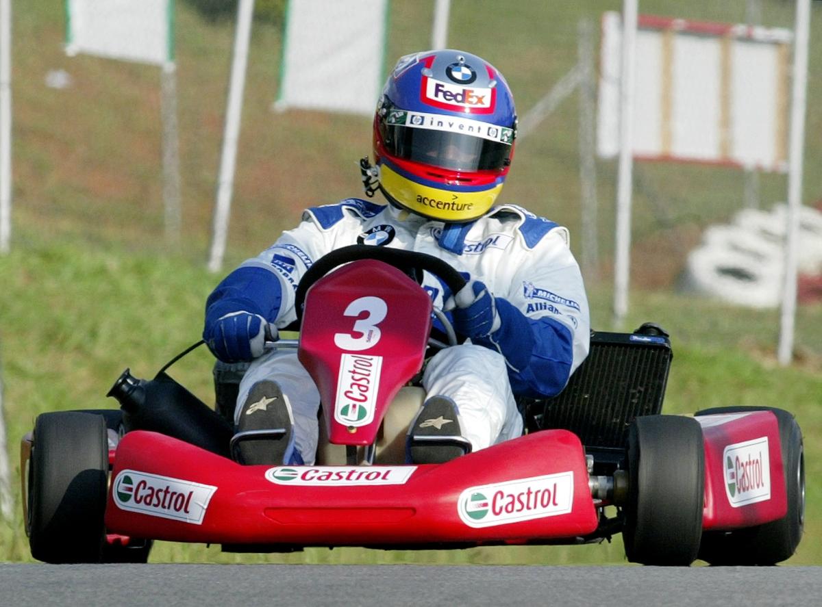 Pilota russo di Kart sul podio con il saluto nazista