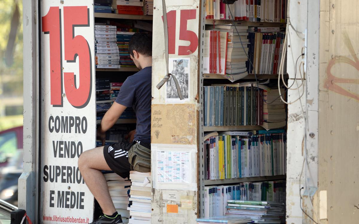 Rientro a scuola, scatta il ‘caro libri’: rincaro dell’8%. “Interve…