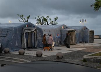 Terremoto ai Campi Flegrei, sciame sismico con 150 scosse in cinque ore: danni agli edifici, evacuate 39 famiglie