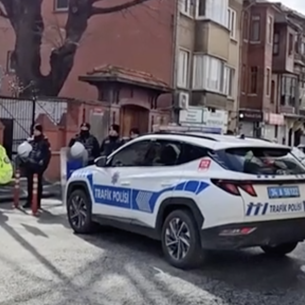 Turchia, sparatoria in una chiesa italiana a Istanbul durante la messa: un morto | VIDEO