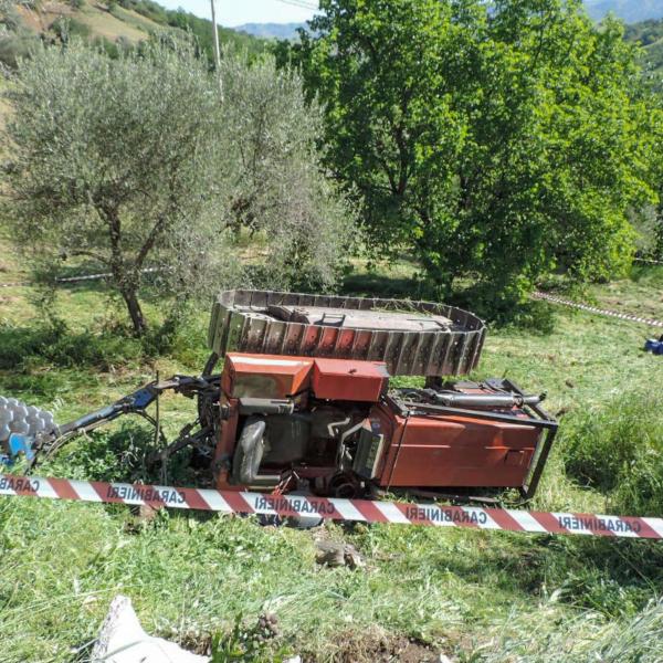 Salerno, 91enne trovato morto a Caggiano: è rimasto schiacciato dal suo trattore. I familiari ne avevano denunciato la scomparsa