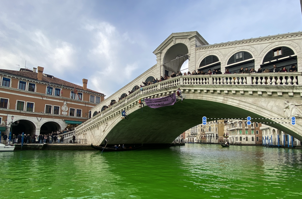 Blitz di Extinction Rebellion a Venezia con le acque del Canal Gran…