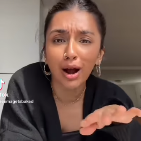 Seemagetsbaked, la food blogger Seema Pankhania beve l’acqua della mozzarella in un video social: “La trovo deliziosa” e piovono i commenti